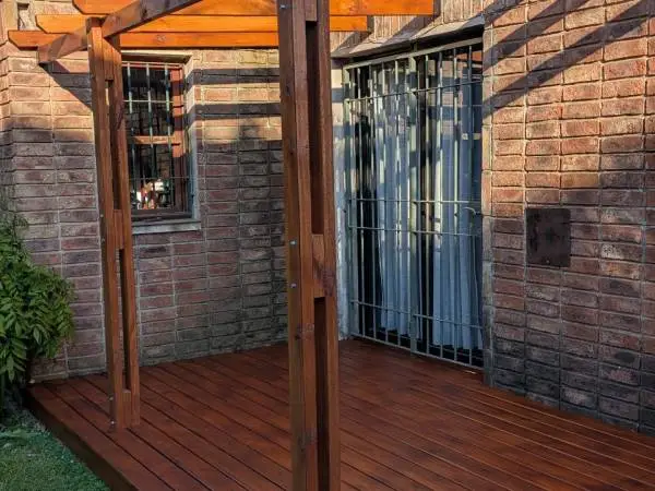 Deck exterior de madera en Montevideo