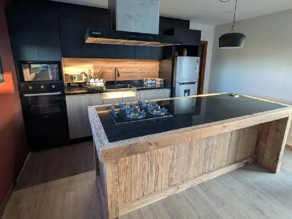 Pérgola de madera con policarbonato en Punta del Este